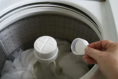 adding-boric-acid-to-the-washing-machine.webp